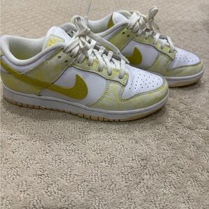 Nike Women's Sneakers - White and Yellow